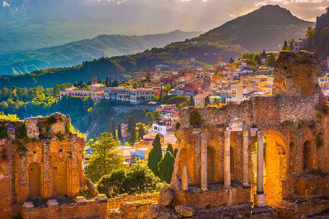 De ruines van de oud Griekse Theater van Taormina bij zonsondergang
